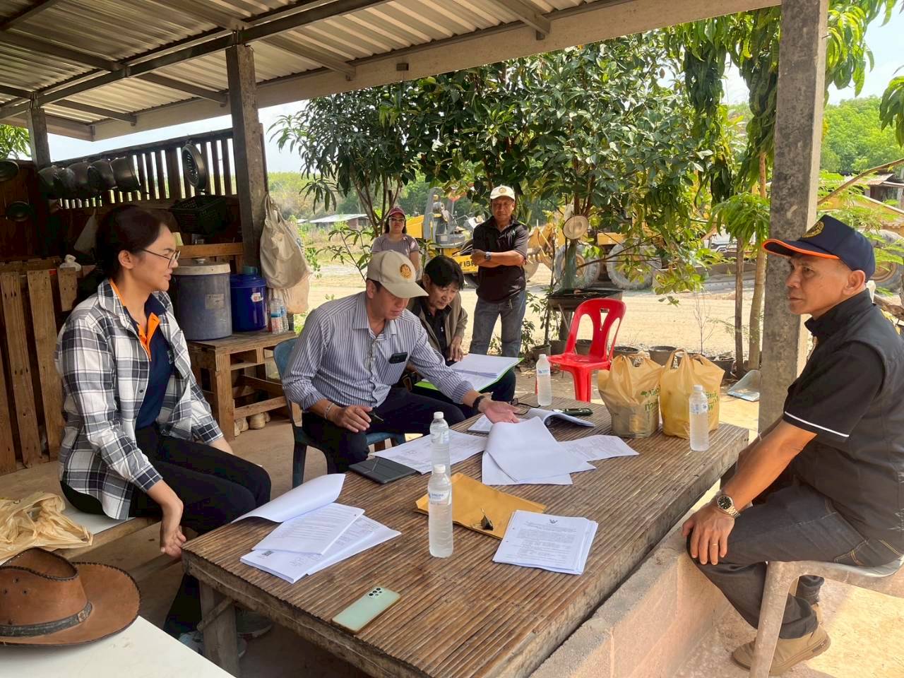 title - วันที่ 17 มีนาคม 2569 นายวิทูล ประดิษฐบุญ ปฏิรูปที่ดินจังหวัดปราจีนบุรี  มอบหมายให้ นายเชวงศักดิ์ อะปะมาตร ผู้อำนวยการกลุ่มงานช่างและแผนที่  นางรักษ์หทัยรัตน์ เมทนีกรชัย หัวหน้าฝ่ายบริหาร และเจ้าหน้าที่ ส.ป.ก.ปราจีนบุรี ลงพื้นที่ตรวจรับงานก่อสร้างถนนสายซอยในแปลงเกษตรกรรม ในเขตปฏิรูปที่ดิน ให้แก่เกษตรกรผู้ไร้ที่ดินทำกิน